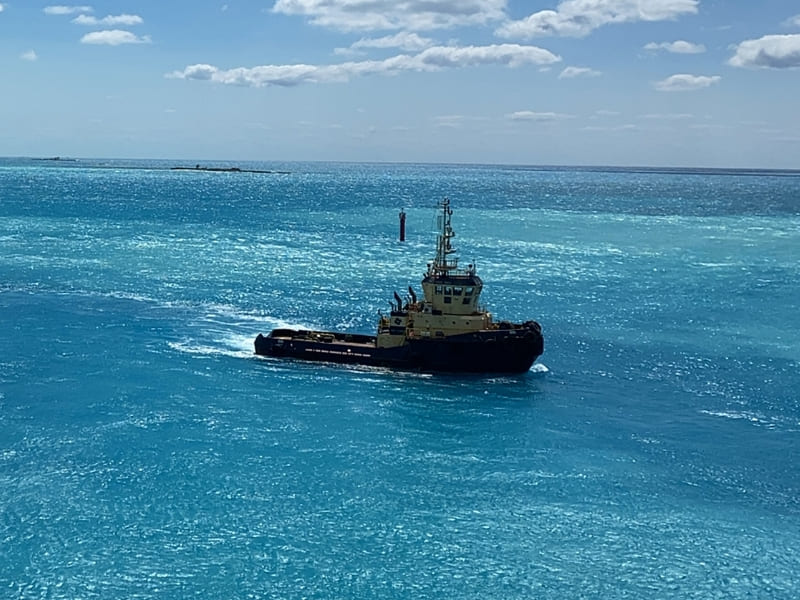 TWIN-SCREW TUGBOAT WITH TWO MAIN ENGINES